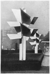 Der Wintergarten und die kubistischen Betontrees auf der Art Deco Ausstellung, aus 